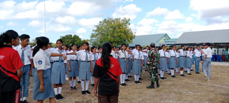 Babinsa Koramil 02/Rindi Umalulu Beri Materi PBB Bagi Siswa Peserta MPLS Di SMA Negeri 1 Rindi Babinsa Koramil 02/Rindi Umalulu Beri Materi PBB Bagi Siswa Peserta MPLS Di SMA Negeri 1 Rindi