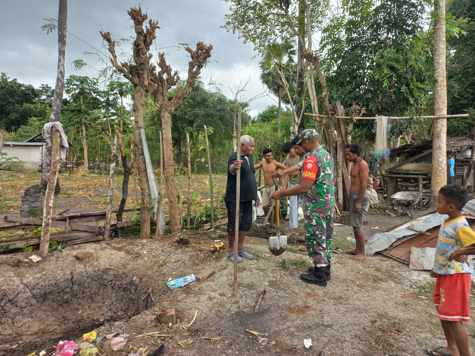 Ciptakan Lingkungan Yang Bersih Dan Sehat Babinsa Koramil 03/Pahunga Lodu Bantu Warga Buat Jamban