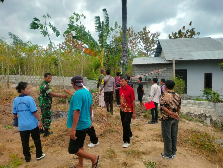 Babinsa Koramil 05/Waingapu Dampingi Petugas Pertanahan Pengukuran Tanah