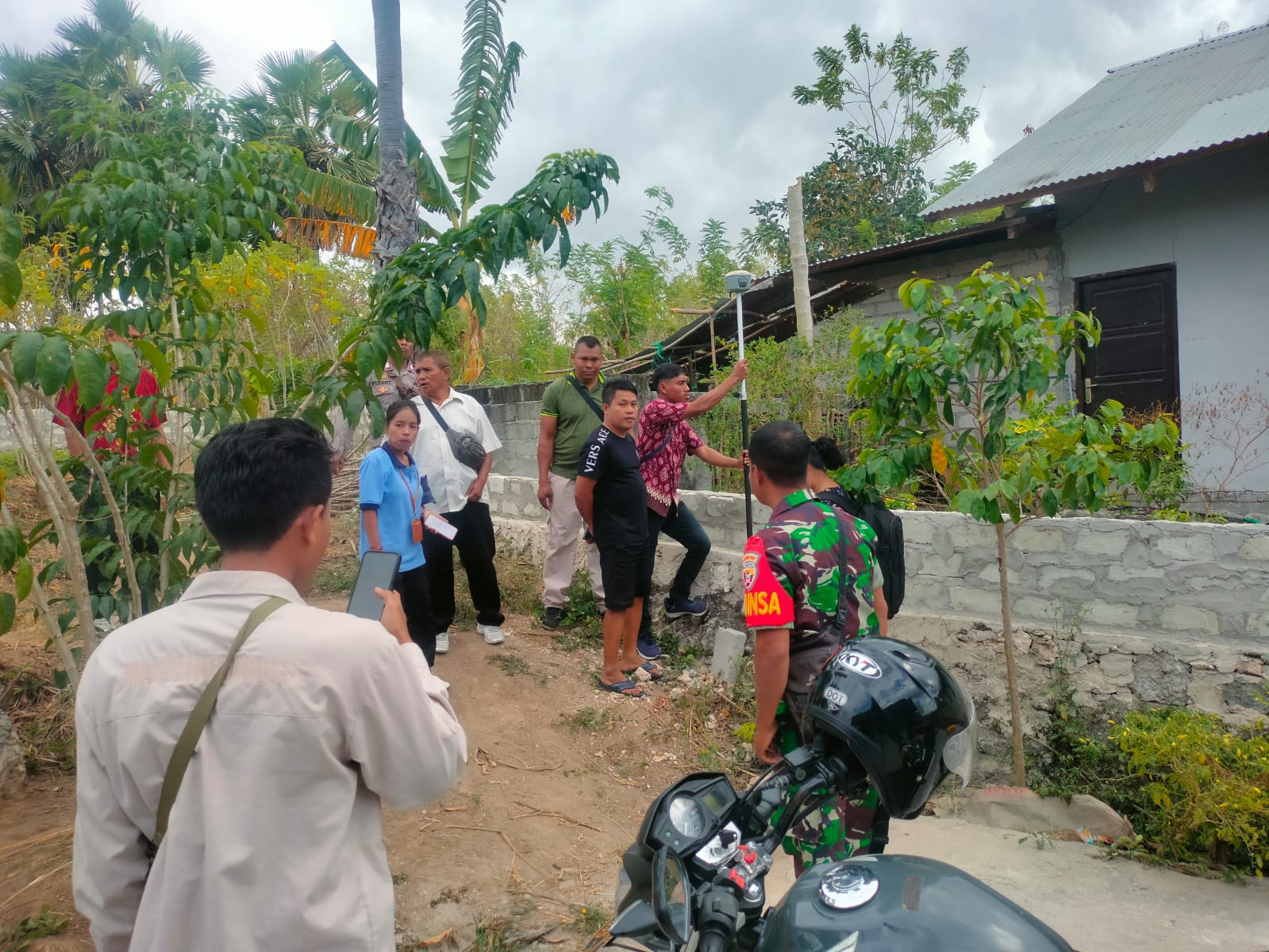 Babinsa Koramil 05/Waingapu Dampingi Petugas Pertanahan Pengukuran Tanah