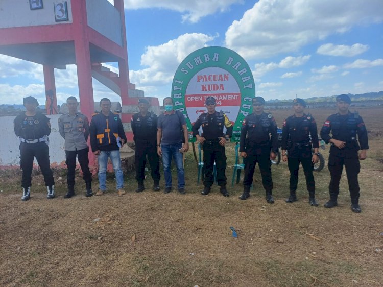 Personel Polres Sumba Barat dan Brimob Compi 2 Batalyon C Pelopor Amankan Pacuan Kuda Personel Polres Sumba Barat dan Brimob Compi 2 Batalyon C Pelopor Amankan Pacuan Kuda