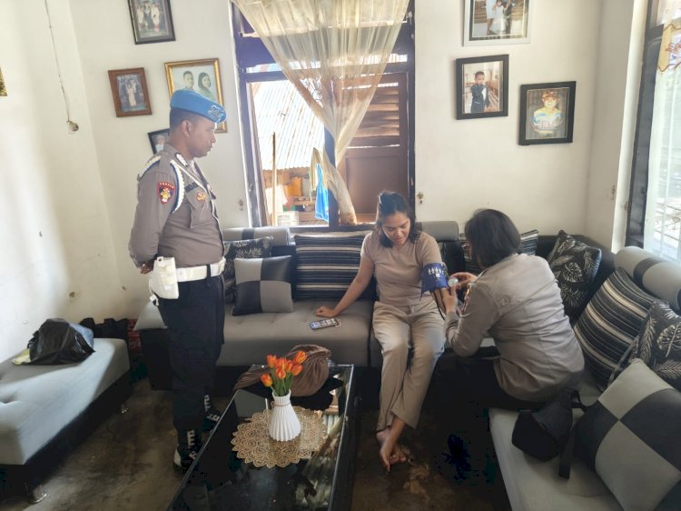 Dokter Polisi Cristina Pemeriksa Personal Polres Sumba Barat yang Sedang Sakit Dokter Polisi Cristina Pemeriksa Personal Polres Sumba Barat yang Sedang Sakit