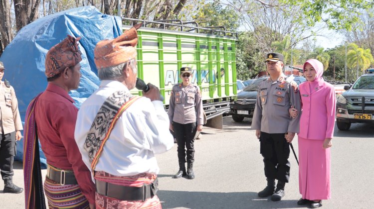 Jajar Kehormatan Hingga Tradisi Pedang Pora Sambut Kedatangan Pejabat Baru Kapolres Belu, AKBP Benny Miniani Arief dan Istri Ny.Lina Benny
