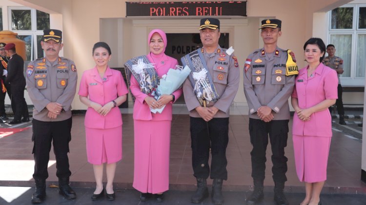 Jajar Kehormatan Hingga Tradisi Pedang Pora Sambut Kedatangan Pejabat Baru Kapolres Belu, AKBP Benny Miniani Arief dan Istri Ny.Lina Benny