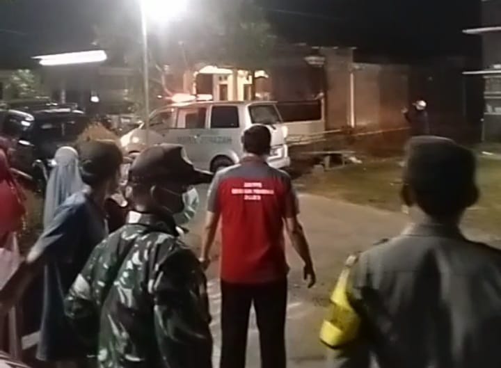 Mayat Membusuk Dalam Rumah Kejutkan Warga Ponorogo Mayat Membusuk Dalam Rumah Kejutkan Warga Ponorogo
