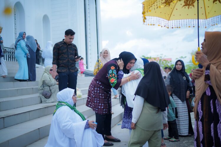 Pj. Bupati Nagan Raya, Fitriany Farhas, AP, S.Sos., M.Si., Sambut Kepulangan 103 Jemaah Haji