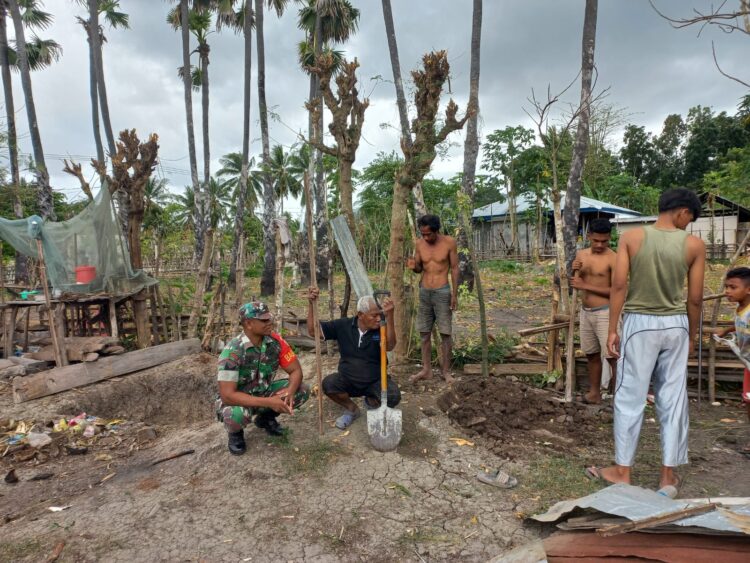 Ciptakan Lingkungan Yang Bersih Dan Sehat Babinsa Koramil 03/Pahunga Lodu Bantu Warga Buat Jamban