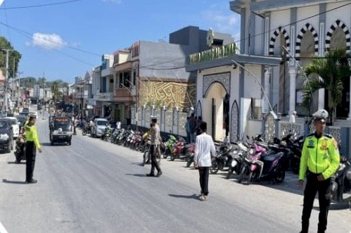 Satlantas Polres Sumba Barat Melakukan Pengaturan Lalu Lintas di Tempat Ibadah Saat Sholat Jumat