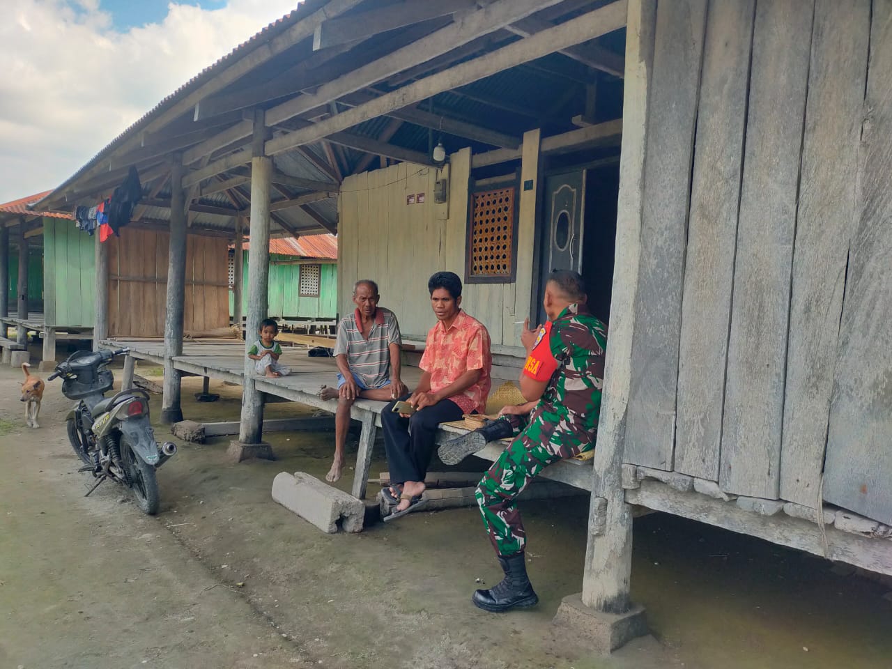 Jaga Kondusifitas Jelang Pilkada, Babinsa Koramil 03/Pahunga Lodu Rutin Lakukan Komsos di Wilayah Binaan