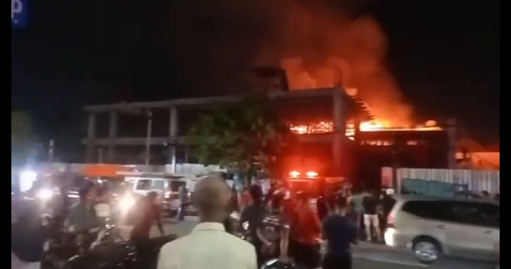 Bangunan Calon Hotel dan Mall 'Luwes' di Madiun Terbakar Hebat