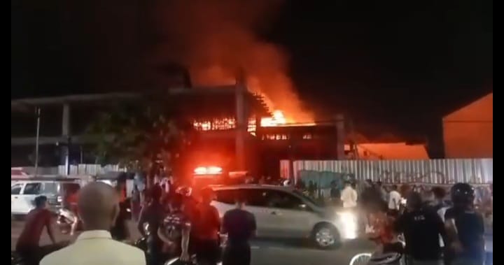 Bangunan Calon Hotel dan Mall 'Luwes' di Madiun Terbakar Hebat