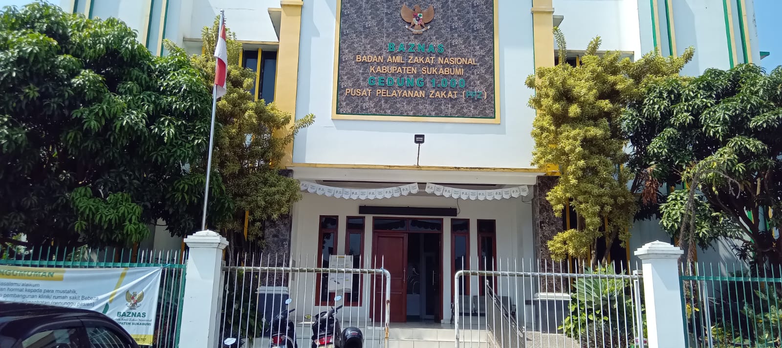 Baznas Kabupaten Sukabumi Memberikan Bantuan Ke Salah Satu Warga Cisaat