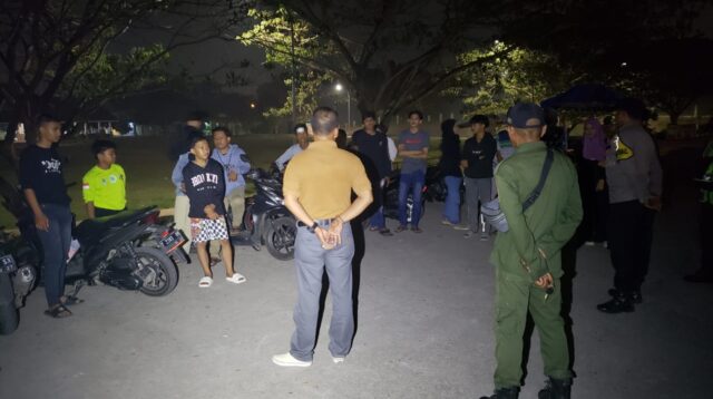 Kanit Reskrim Bersama Personil Gabungan Bubarkan Anak Muda yang Nongkrong di Malam Minggu