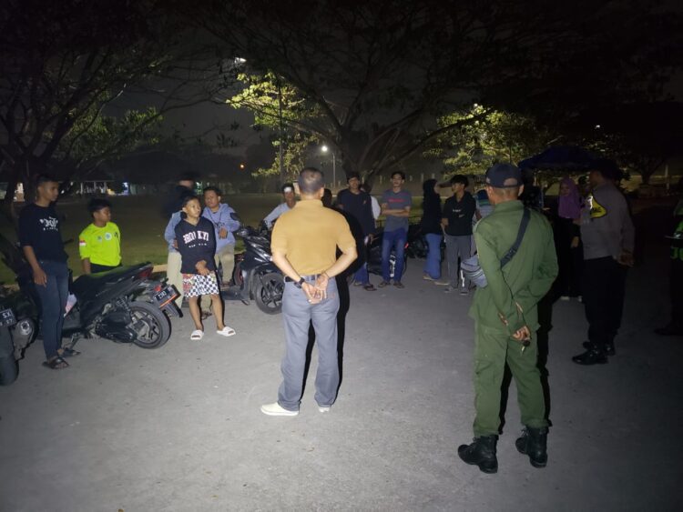 Kanit Reskrim Bersama Personil Gabungan Bubarkan Anak Muda yang Nongkrong di Malam Minggu