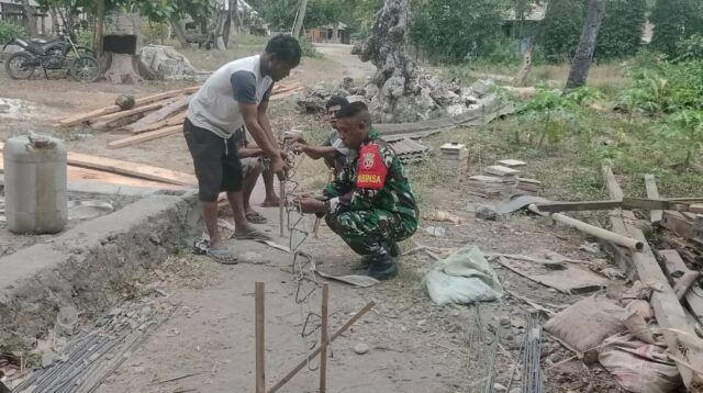 Selalu Ada Bersama Rakyat, Babinsa Bantu Renovasi Rumah Warga