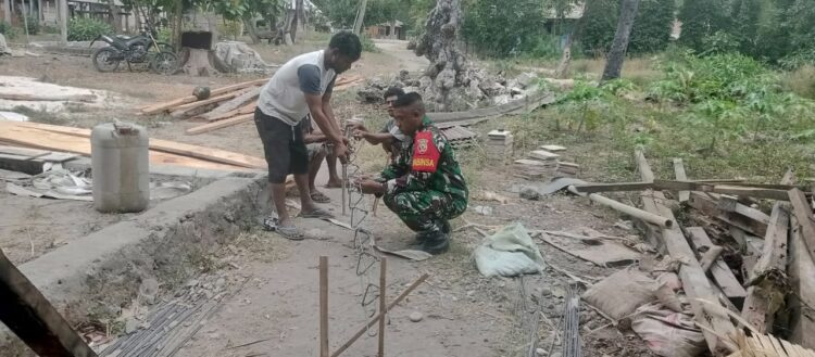 Selalu Ada Bersama Rakyat, Babinsa Bantu Renovasi Rumah Warga