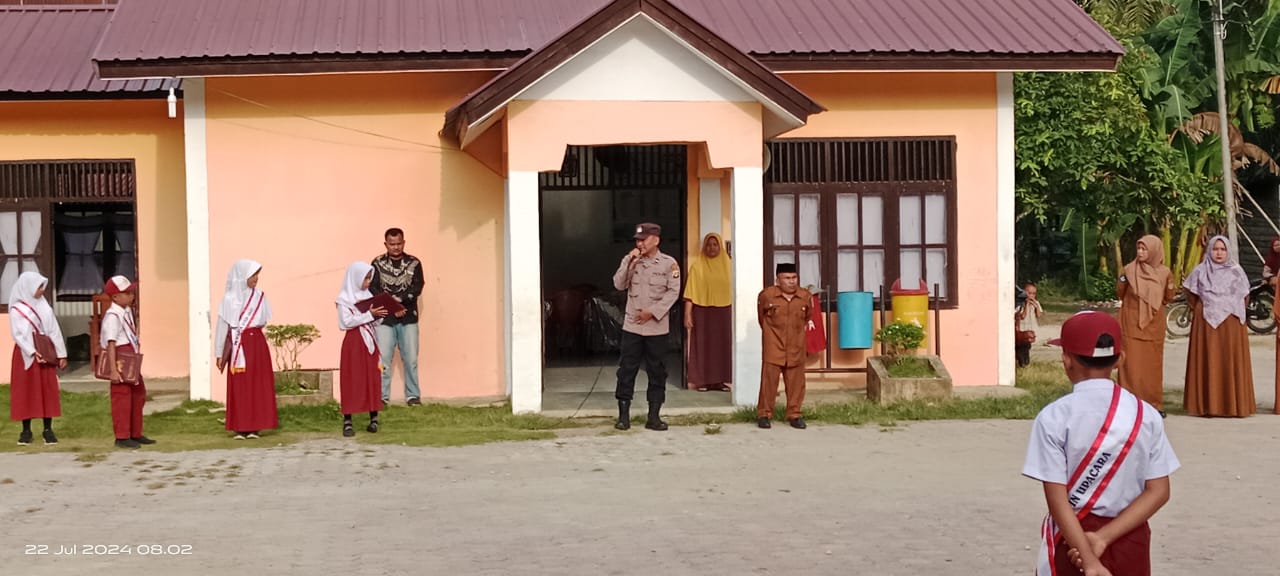 Bhabinkamtibmas Polres Subulussalam Jadi Pembina Upacara di SDN Kuta Gara