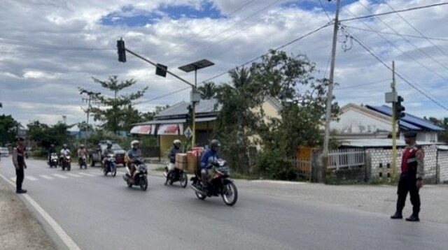 Sat Samapta Polres Sumba Barat Lakukan Pengaturan Lalu Lintas di Simpang-simpang