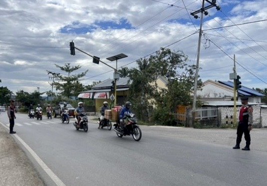Sat Samapta Polres Sumba Barat Lakukan Pengaturan Lalu Lintas di Simpang-simpang