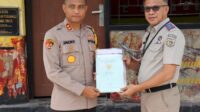 Kepala Kantor ATR BPN Sumba Timur Serahkan Sertifikat Tanah Aset Polri Di Polres Sumba Timur