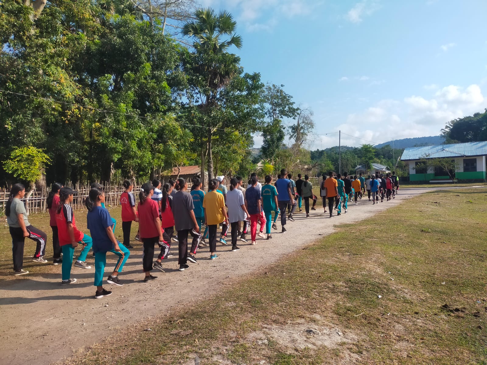 Dalam Rangka Menyambut HUT RI Babinsa Koramil 03/Pahunga Lodu Latih PBB Siswa SMA N 1 Wulla Waijelu