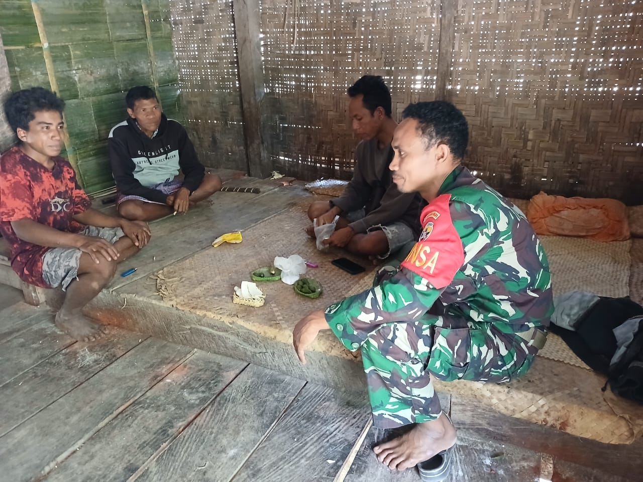 Komsos, Babinsa Serda Amos Ingatkan Warga Untuk Selalu Jaga Kesehatan dan Kebersihan Lingkungan