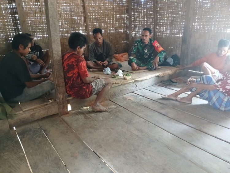 Komsos, Babinsa Serda Amos Ingatkan Warga Untuk Selalu Jaga Kesehatan dan Kebersihan Lingkungan