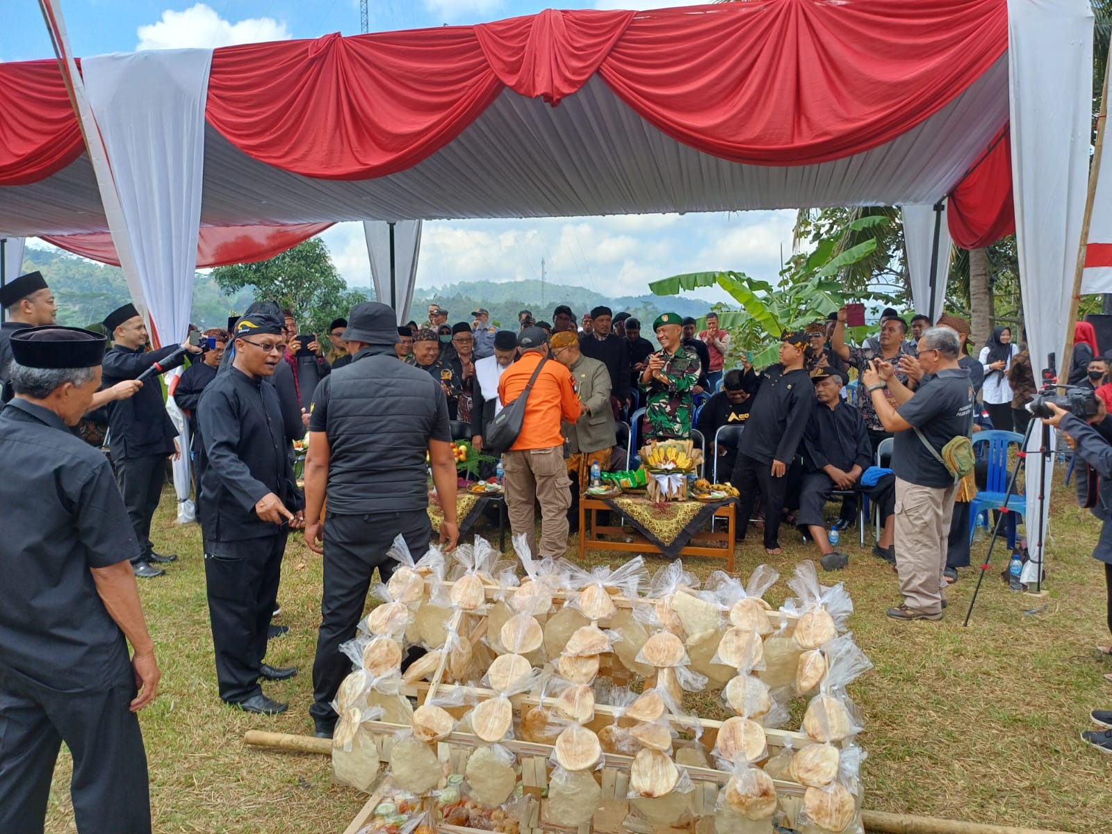 Masyarakat Jatiwaras Antusias Sambut Hari Jadi Kabupaten Tasikmalaya Ke-392 Dengan Pawai Jampanan