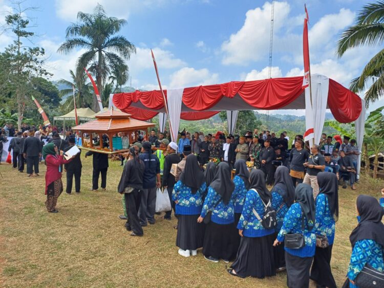 Masyarakat Jatiwaras Antusias Sambut Hari Jadi Kabupaten Tasikmalaya Ke-392 Dengan Pawai Jampanan