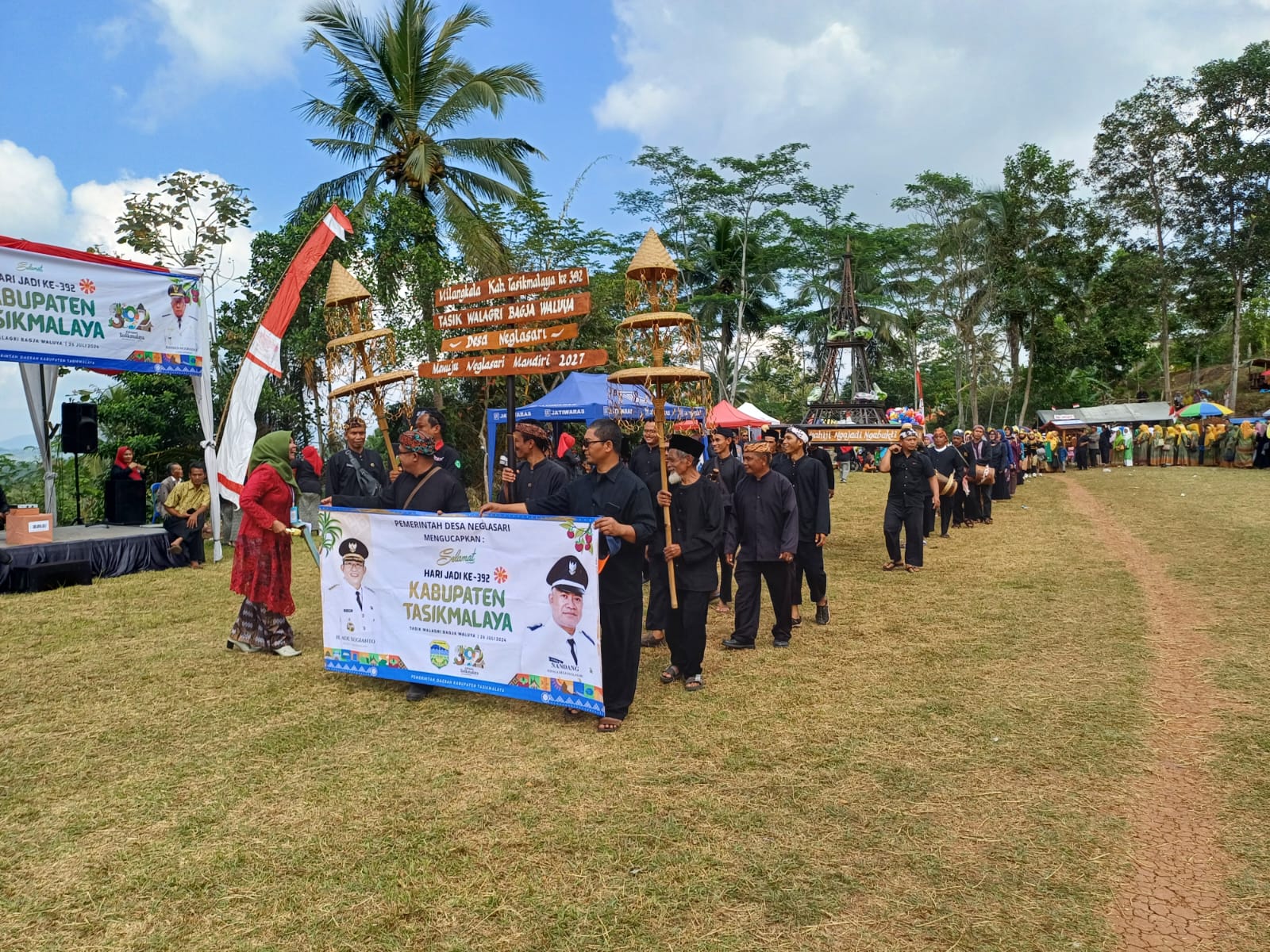 Masyarakat Jatiwaras Antusias Sambut Hari Jadi Kabupaten Tasikmalaya Ke-392 Dengan Pawai Jampanan