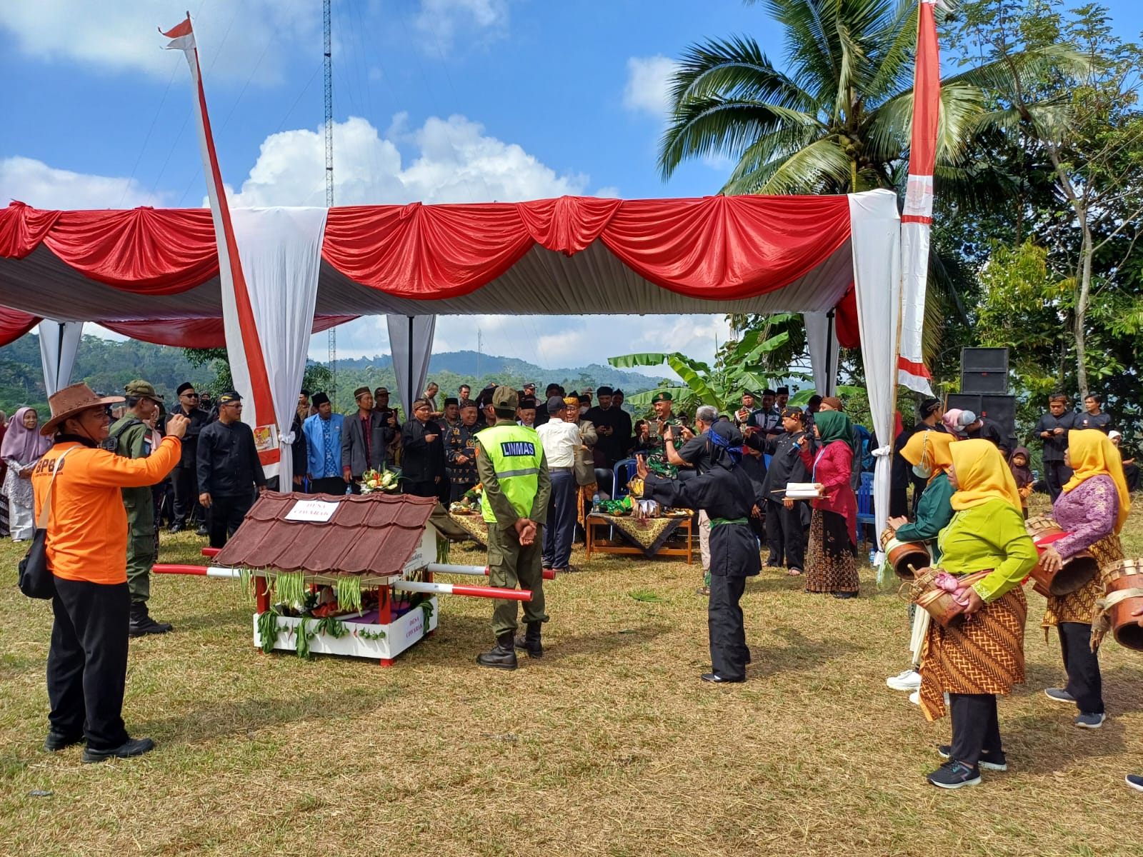 Masyarakat Jatiwaras Antusias Sambut Hari Jadi Kabupaten Tasikmalaya Ke-392 Dengan Pawai Jampanan