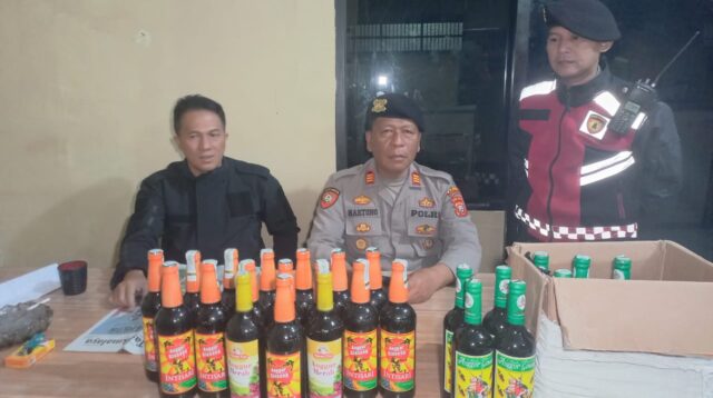 Grebek Rumah Kontrakan di Bungursari, Polres Tasik Kota, Amankan Ratusan Botol Miras