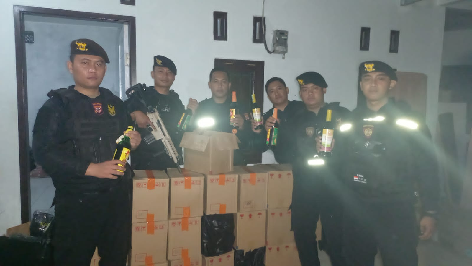 Grebek Rumah Kontrakan di Bungursari, Polres Tasik Kota, Amankan Ratusan Botol Miras