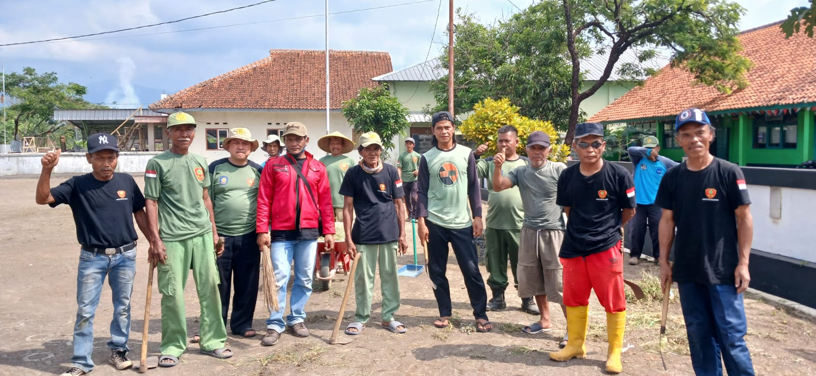 Pemdes Banjarsari Beserta Linmas & Warga Masyarakat Mengadakan Jum'at Bersih (Jumsih)