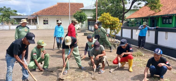 Pemdes Banjarsari Beserta Linmas & Warga Masyarakat Mengadakan Jum'at Bersih (Jumsih)