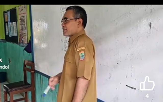 Kegiatan Pembelajaran IPA Bersama Kepala SMP Negeri 4 Kotabaru Karawang