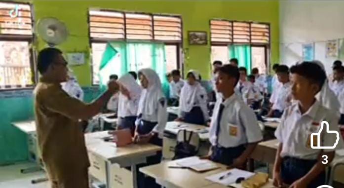 Kegiatan Pembelajaran IPA Bersama Kepala SMP Negeri 4 Kotabaru Karawang