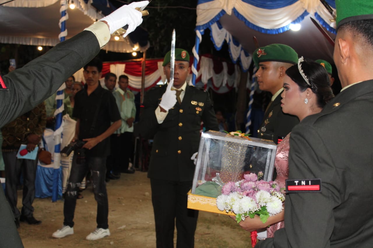 Gelar Tradisi Sangkur Pora, Kasdim 1601/Sumba Timur Hadiri Pernikahan Anggota TNI-AD