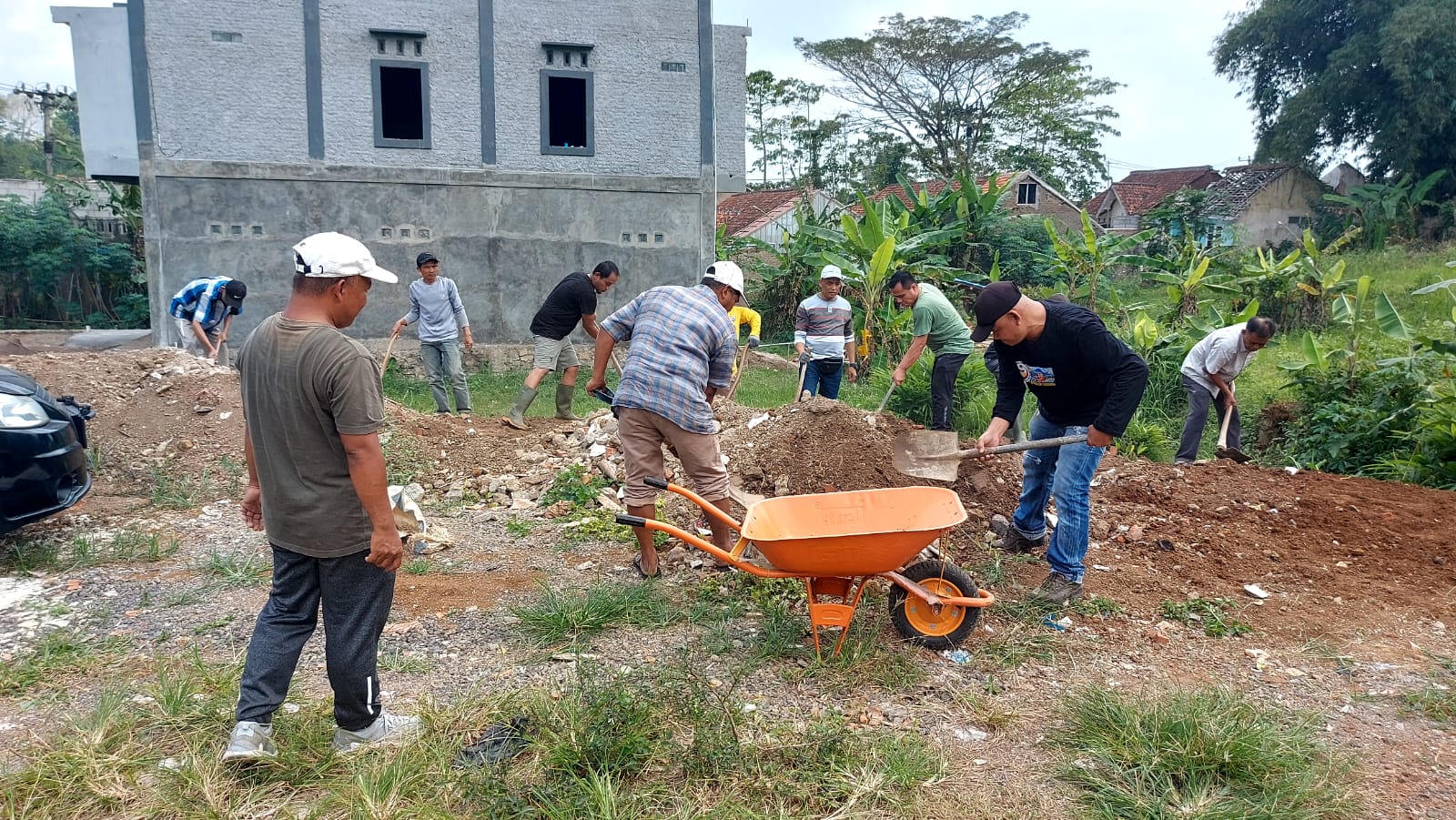 Upaya Menjaga Kebersamaan Ikatan Keluarga Minang Tasikmalaya Gelar Gontong Royong Untuk Menjaga Kebersihan Di Lingkungan Tanah Yang Akan Di Bangun Mesjid