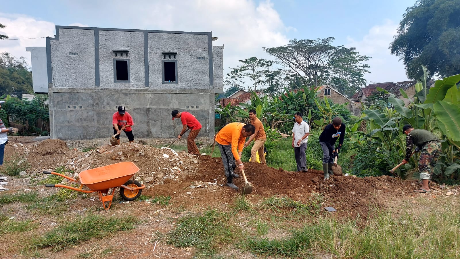 Upaya Menjaga Kebersamaan Ikatan Keluarga Minang Tasikmalaya Gelar Gontong Royong Untuk Menjaga Kebersihan Di Lingkungan Tanah Yang Akan Di Bangun Mesjid