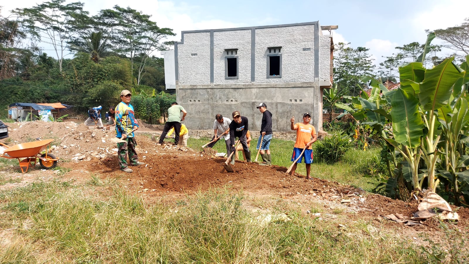 Upaya Menjaga Kebersamaan Ikatan Keluarga Minang Tasikmalaya Gelar Gontong Royong Untuk Menjaga Kebersihan Di Lingkungan Tanah Yang Akan Di Bangun Mesjid