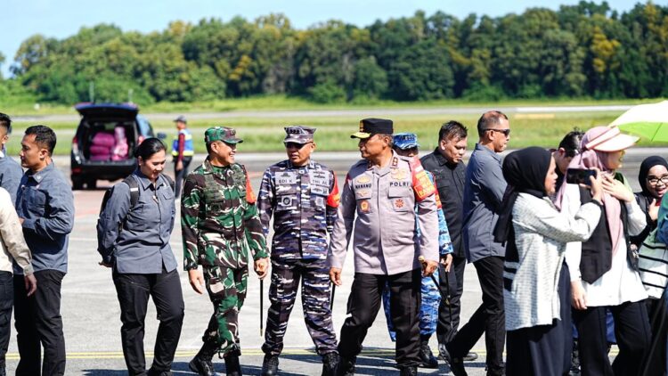 Kapolda Kalimantan Timur Sambut Kedatangan Presiden Jokowi di Bandara SAMS Sepinggan Balikpapan