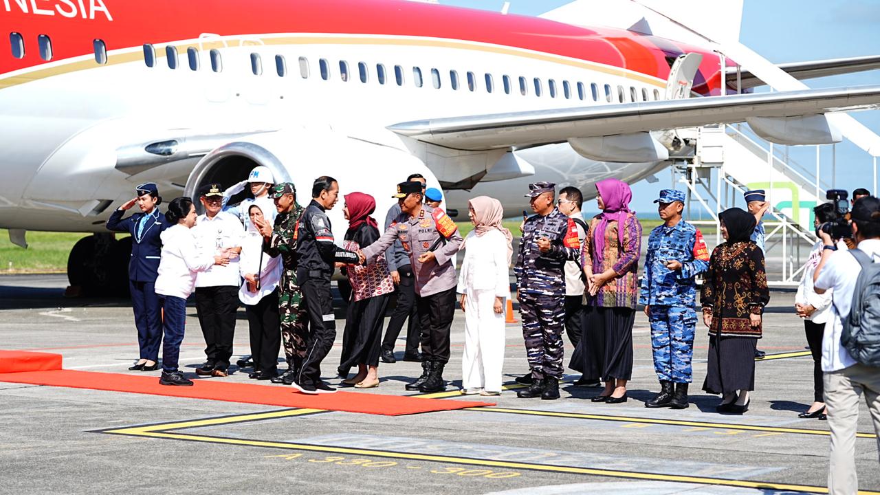 Kapolda Kalimantan Timur Sambut Kedatangan Presiden Jokowi di Bandara SAMS Sepinggan Balikpapan