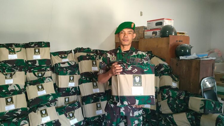 Kodim 1601/Sumba Timur Membagikan 161 Paket Kaporlap Baru Dari KASAD