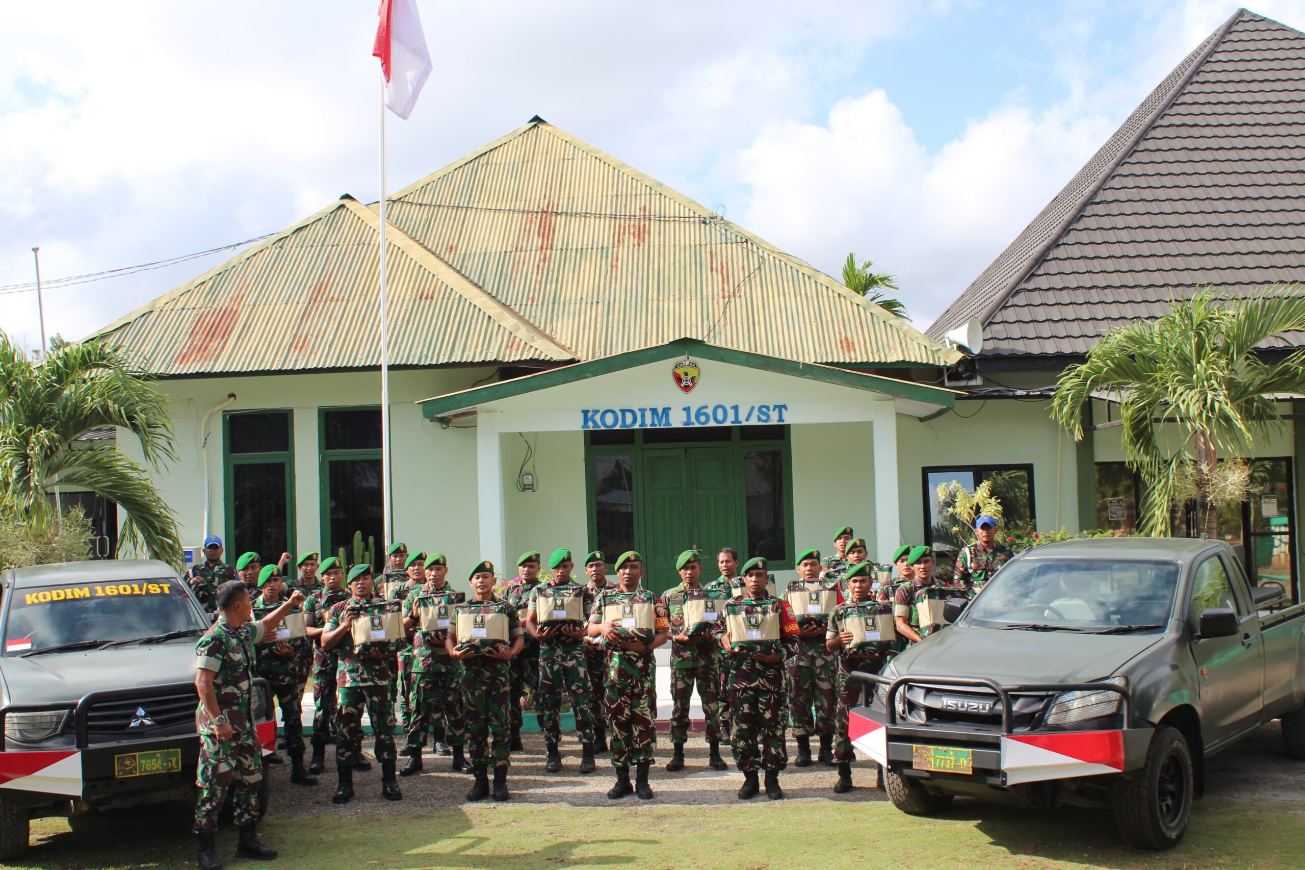 Kodim 1601/Sumba Timur Membagikan 161 Paket Kaporlap Baru Dari KASAD