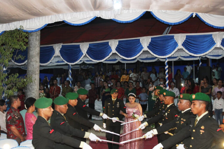 Gelar Tradisi Sangkur Pora, Kasdim 1601/Sumba Timur Hadiri Pernikahan Anggota TNI-AD