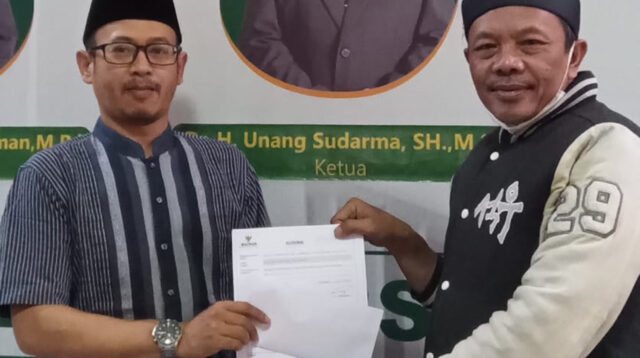 Baznas Kabupaten Sukabumi Memberikan Bantuan Ke Salah Satu Warga Cisaat