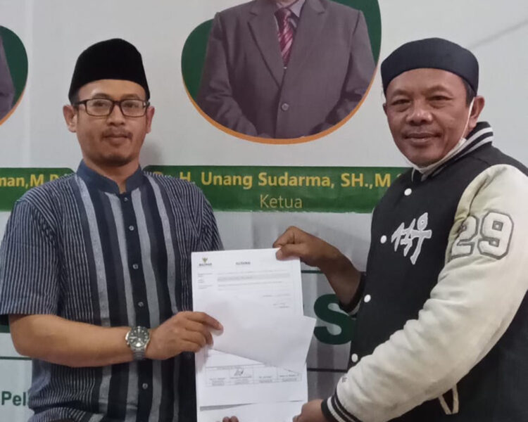 Baznas Kabupaten Sukabumi Memberikan Bantuan Ke Salah Satu Warga Cisaat