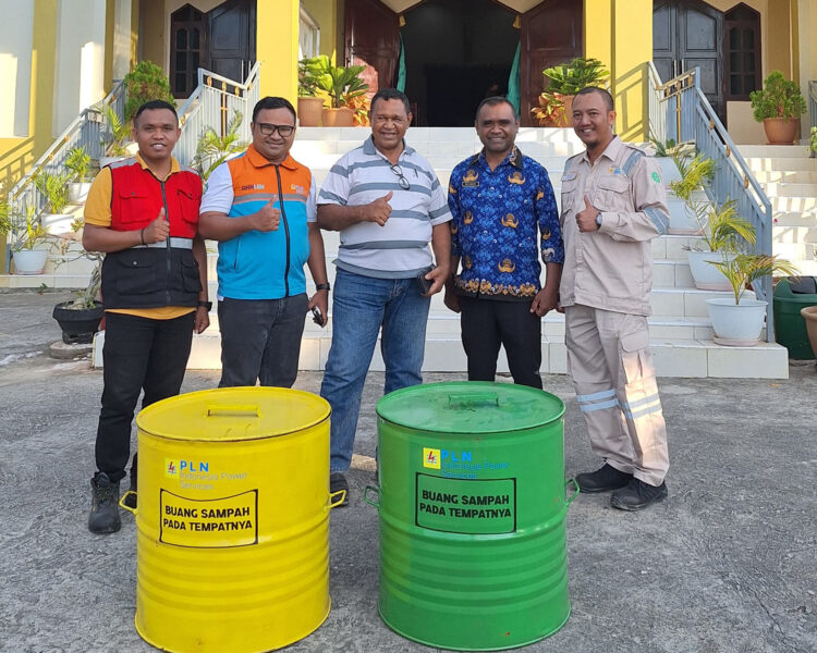 PLN IP Services Donasikan 24 Tempat Sampah Untuk Rumah Ibadah Dan Kantor Pemerintah Kota Kupang