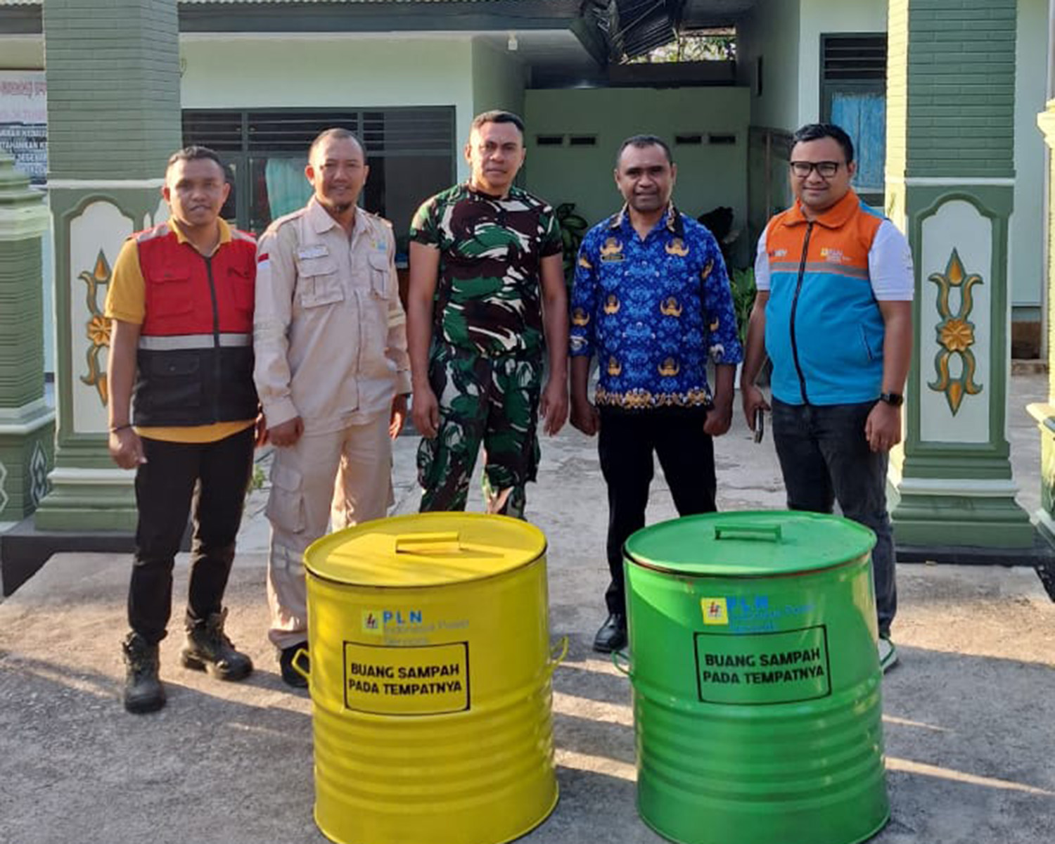 PLN IP Services Donasikan 24 Tempat Sampah Untuk Rumah Ibadah Dan Kantor Pemerintah Kota Kupang